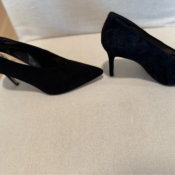 Vince Camuto Suede Pumps Black
One worn to try on. Too small for me. Pristine. - Picture 3 of 9
